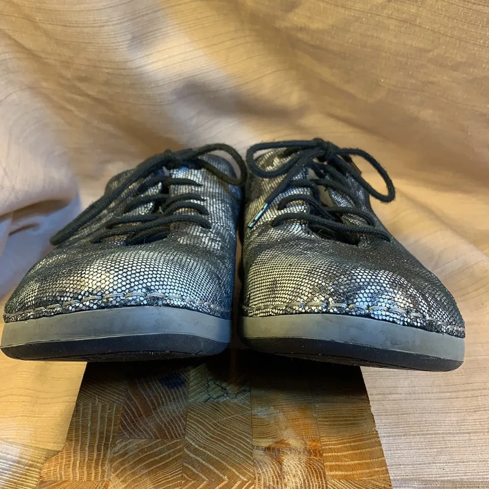 Alegria leather lace up shoes in EUC w/silver colr